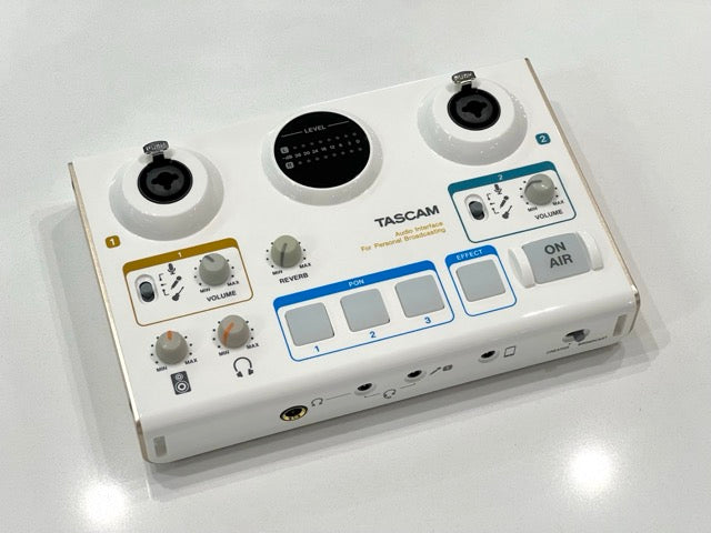 Estación de podcast TASCAM MiNiSTUDIO Creator US-42 | Podcasting Profesional